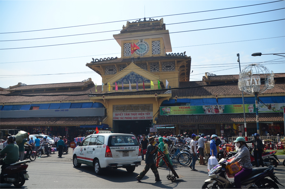 Saturday morning at Binh Tay Market