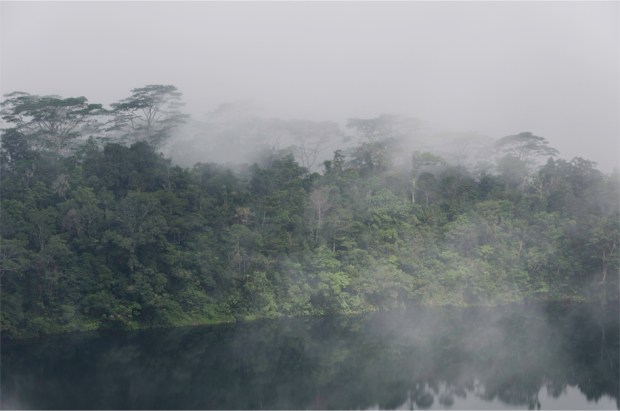 Sun and mist at Rana Mese crater lake