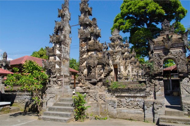 'Candi bentar' split gateway, at Jagaraga