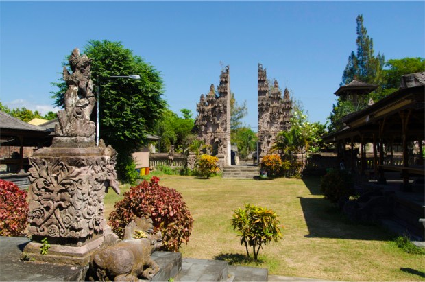 The outer courtyard at Pura Beji