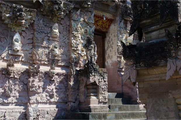 The temple is known for its rich sculptures in pink sandstone
