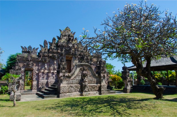Pura Beji's 'kori agung' gateway