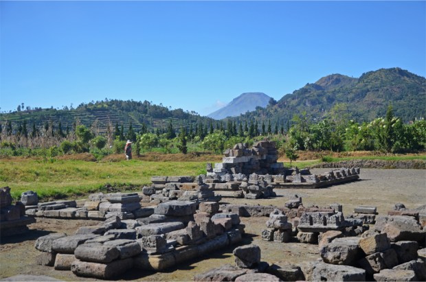 Scattered ruins with Sindoro in the background
