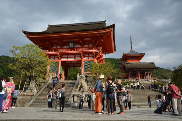 Late afternoon at the gates of Kiyomizu-dera