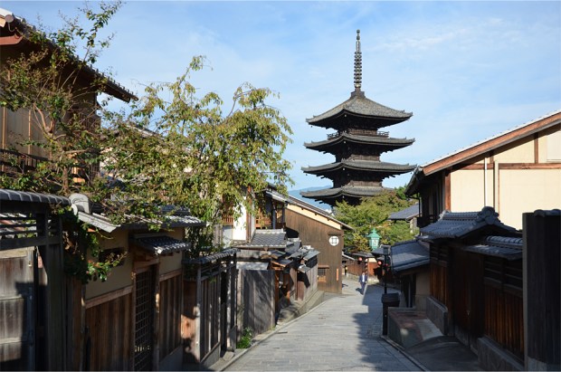 Early morning in the vicinity of Yasaka Pagoda