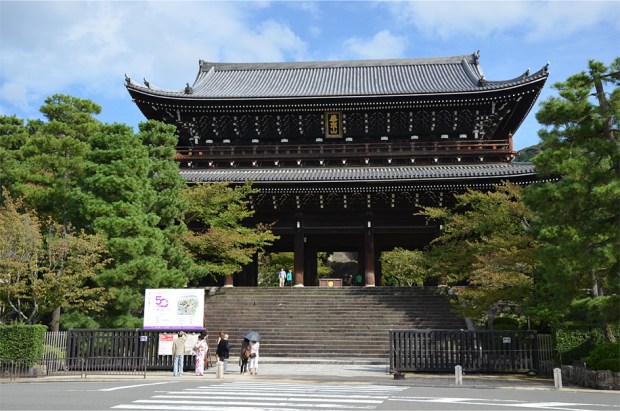 Sanmon, the enormous gate leading to Chion-in temple