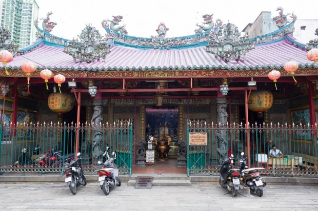 Hà Chương Assembly Hall has been propped up by temporary steel frames
